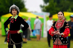Сегодня рубрика «История с географией» перемещается в Москву, где музей‑заповедник «Коломенское» на день превратился в центр большого празднования. Здесь состоялся Московский Сабантуй, прошедший в рамках Года единства народов России.