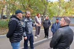 Глава управы района Чертаново Северное Аслан Бердиев провел субботний обход территории района и встретился с жителями.