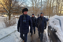 Исполняющий обязанности главы управы района Чертаново Северное Сергей Петроченков провел субботний обход территории района и встретился с жителями.