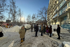 Сегодня, 31 января, исполняющий обязанности главы управы района Чертаново Северное Сергей Петроченков провел еженедельный обход территории района и встретился с жителями.