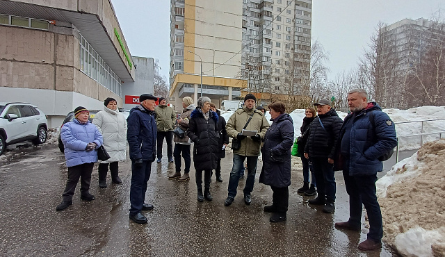 Исполняющий обязанности главы управы района Чертаново Северное Сергей Петроченков 14 февраля 2026 провел еженедельный обход территории района и встретился с жителями.